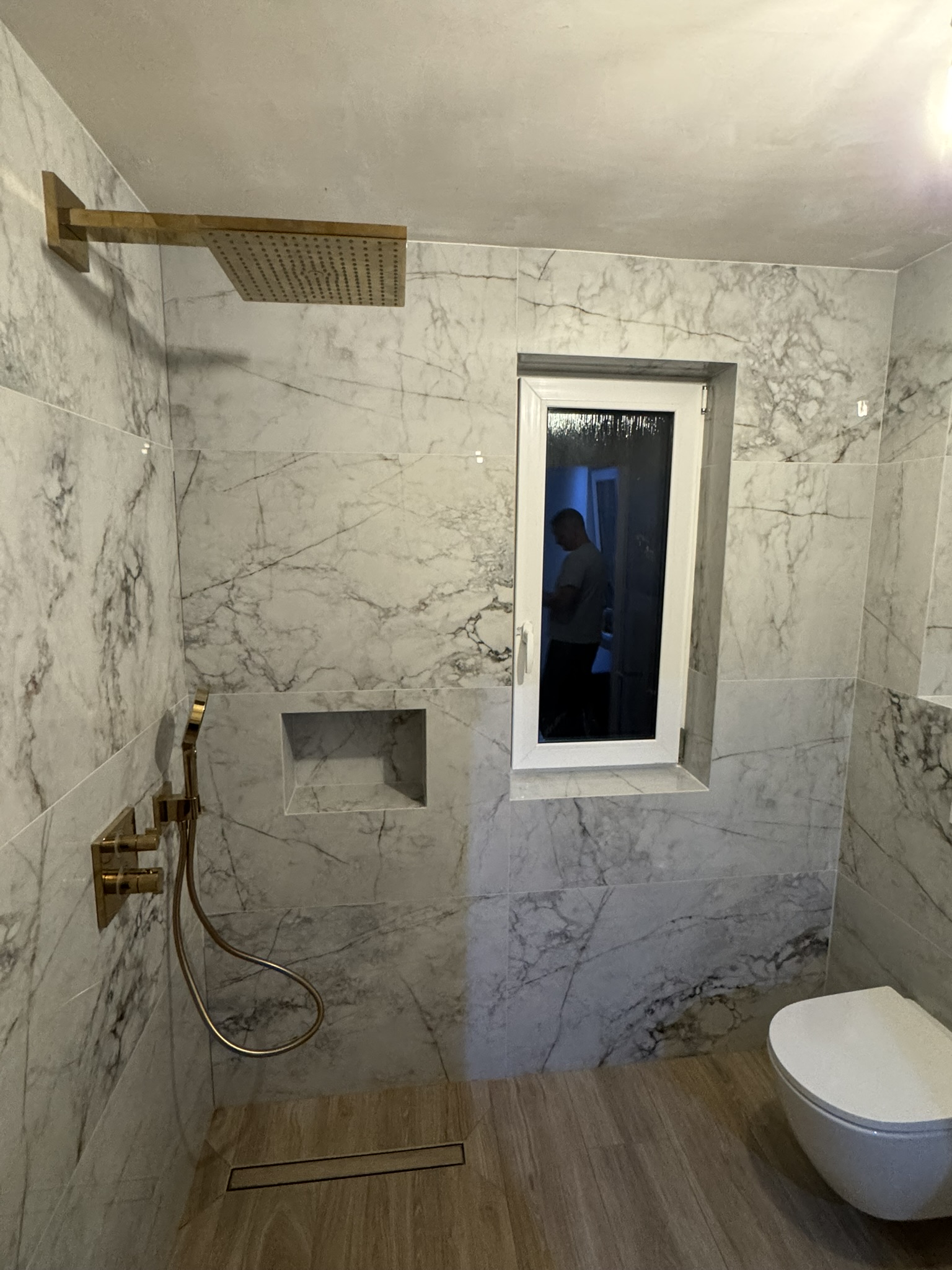 Marble bathroom, Swindon by Mark & Patryk Property Maintenance