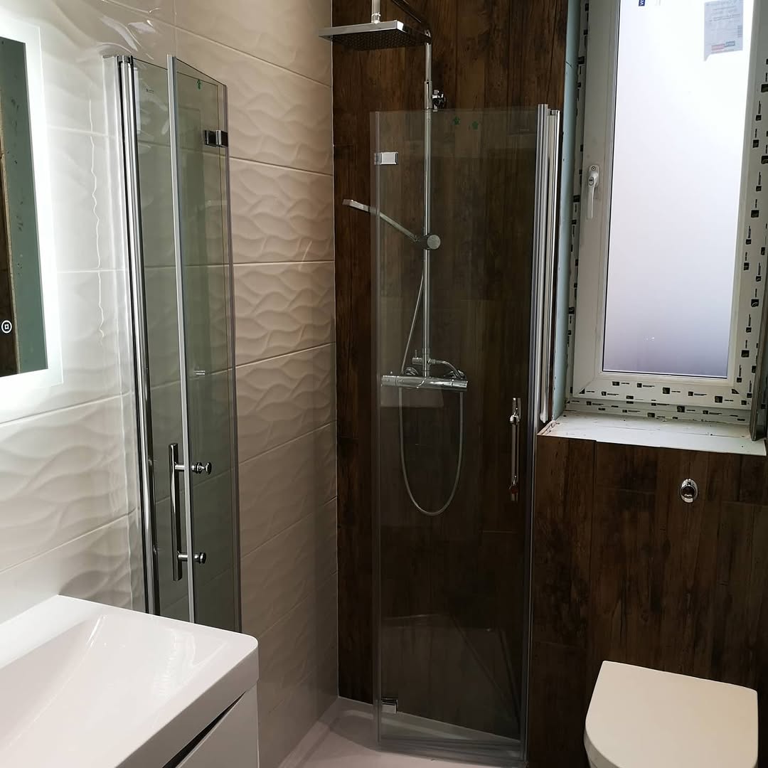 Wood & Wavy Bathroom